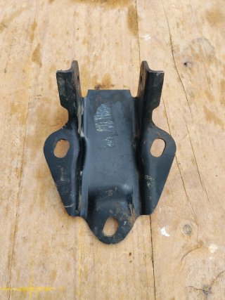 Soporte / brida suspensión trasera Seat 600