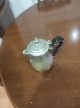 Tetera antigua de metal
