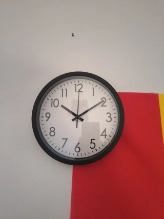 Reloj de pared redondo blanco y negro