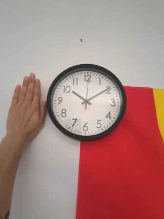 Reloj de pared redondo blanco y negro