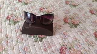 Gafas de sol negras y moradas