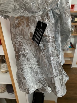 Blusa plateada con volantes
