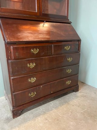Vitrina antigua de madera y cristal