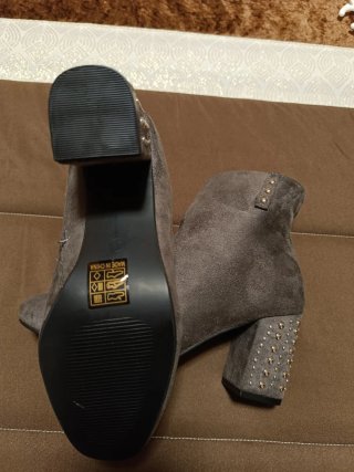 Botines grises con tachuelas