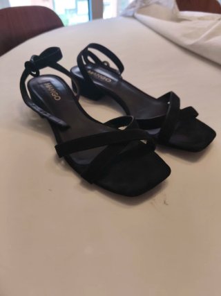 Sandalias ante negro Mango con tacón bajo