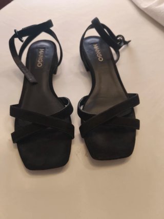 Sandalias ante negro Mango con tacón bajo