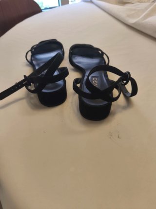 Sandalias ante negro Mango con tacón bajo