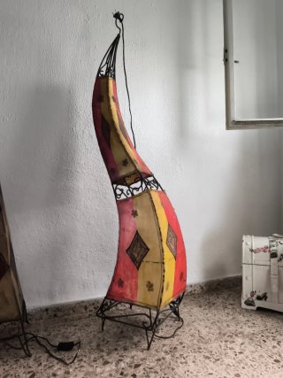 Lámpara de pie artesanal piel  y metal