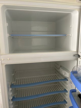Nevera blanca con congelador superior