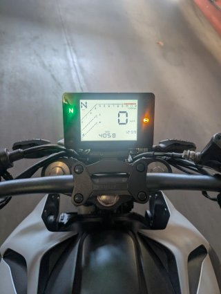Moto Naked Blanca y Gris