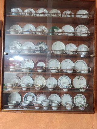 Colección Tazas Antiguas con Armario