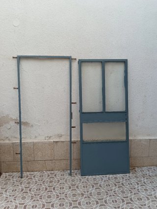 Puerta metálica con marco y cristales