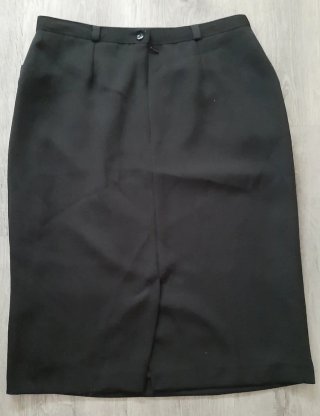 Falda negra con bolsillos delanteros