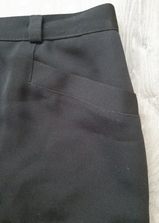 Falda negra con bolsillos delanteros