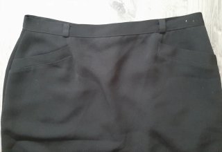 Falda negra con bolsillos delanteros