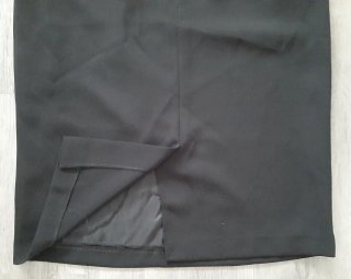 Falda negra con bolsillos delanteros