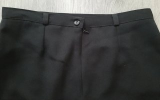 Falda negra con bolsillos delanteros