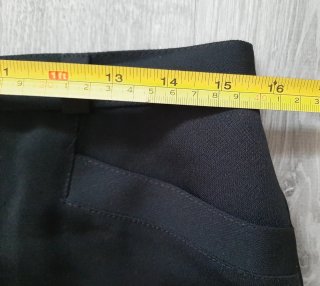 Falda negra con bolsillos delanteros