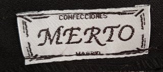Falda negra con bolsillos delanteros