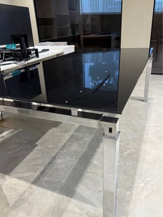 Mesa negra de cristal y metal