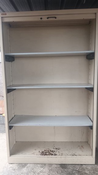 Estantería metálica con persiana