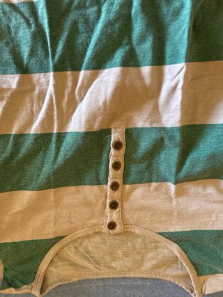 Camisa de rayas verde y beige con botones