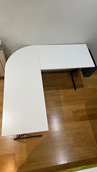 Mesa de esquina blanca y negra