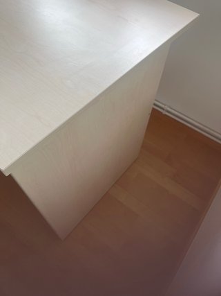 Mesa de escritorio blanca con bandeja