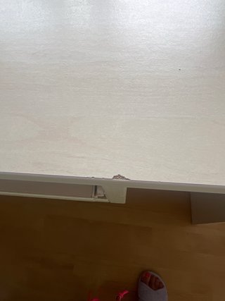 Mesa de escritorio blanca con bandeja