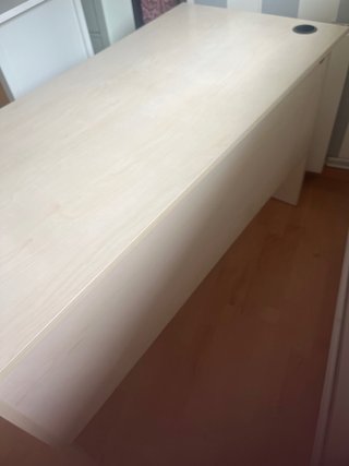 Mesa de escritorio blanca con bandeja