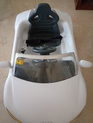 Coche eléctrico Audi R8 Spyder para niños