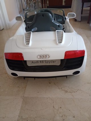 Coche eléctrico Audi R8 Spyder para niños