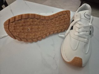 Zapatillas Blancas y Negras