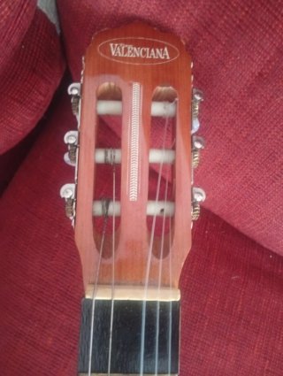 Guitarra Española Valenciana con fnda, flta cuerda