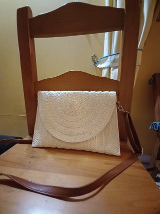Bolso de mano tejido blanco y marrón