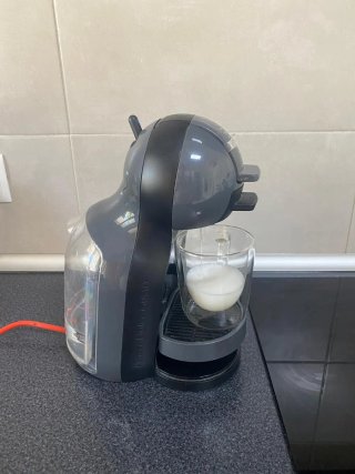 Cafetera Dolce Gusto DeLonghi Negra