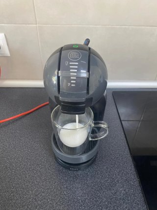 Cafetera Dolce Gusto DeLonghi Negra