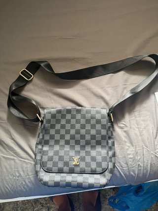 Riñonera Louis Vuitton Gris