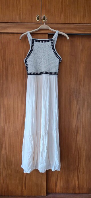 Vestido de verano beige y negro