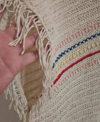 Poncho bege com franjas e detalhes coloridos