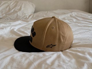 Gorra Alpinestars Racing beige negra visera plana