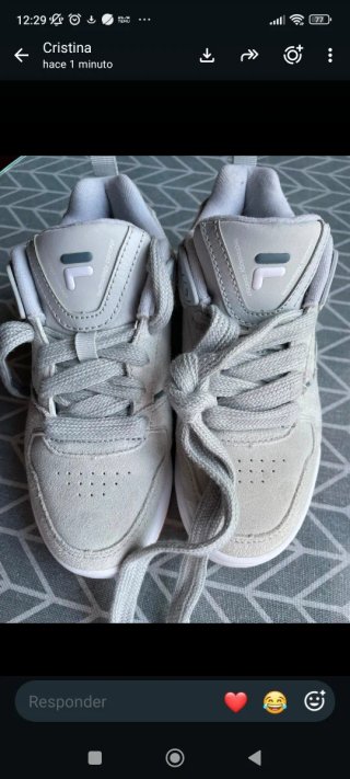 Zapatillas Fila Gris y Blancas