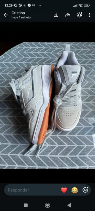 Zapatillas Fila Gris y Blancas