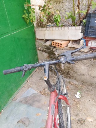Bicicleta de montaña roja