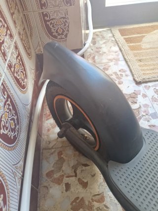 Patinete eléctrico con casco y cadena