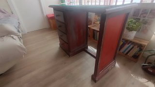 Mesa de escritorio antigua con diseño único.