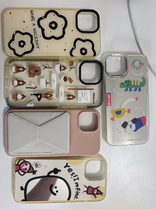 Cover per iPhone 13/14  4€ in totale, 1€ ciascuna