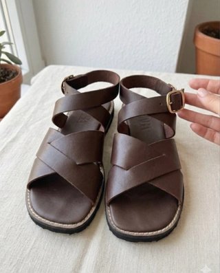 Sandalias de piel Zara marrones.