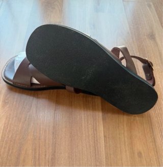 Sandalias de piel Zara marrones.