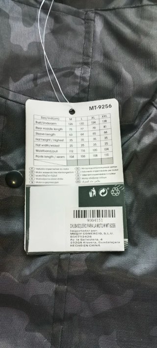Chubasquero moto negro.